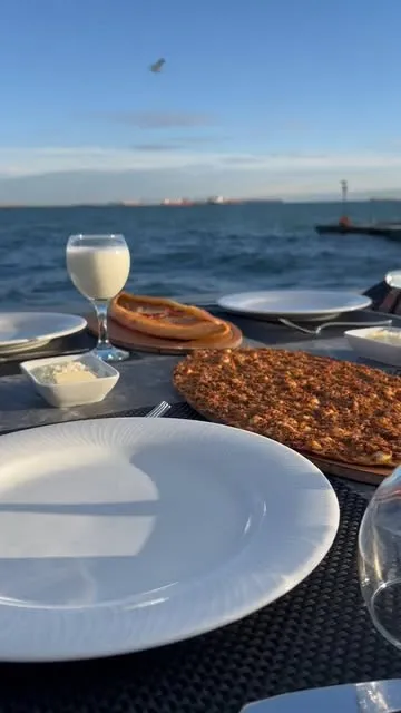 Deniz kenarında lahmacun