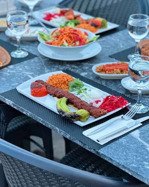 Adana kebap ve meze sofrası