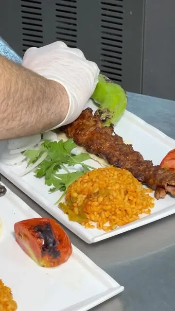 Adana kebap servise hazırlanıyor