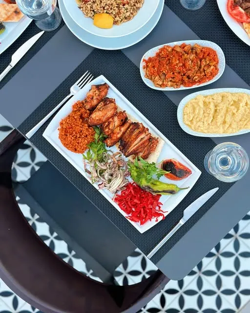 Kuşbakışı meze ve şiş sofrası