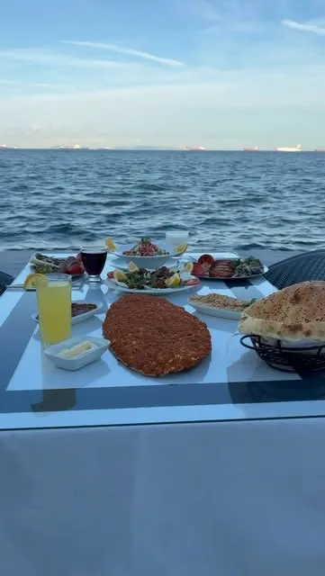 Deniz kenarında kurulmuş kalabalık sofra